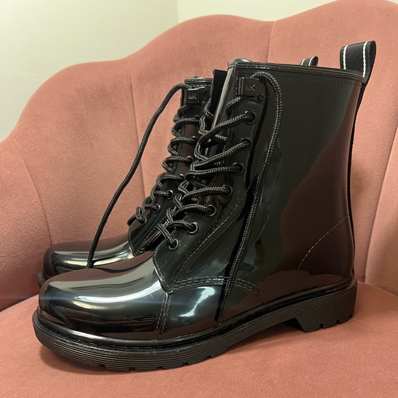 ✨ Michael Kors Black Combat Glossy Boots | New WOT | | Glossy Finish | Size 7 ✨ - Picture 5 of 15